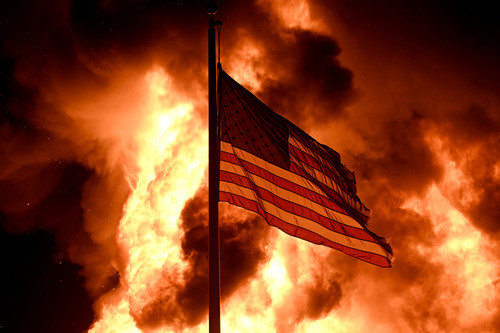 8月24日,在美国威斯康星州基诺沙市,一面美国国旗被点燃.