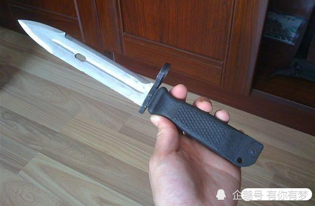 为深绿色,挂带可穿插进内腰带或者武装带,是81军用刺刀的上好保护器具