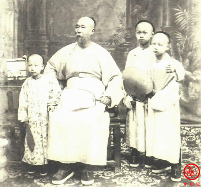 晚清老照片:直隶总督李鸿章身高1米83,与孙子合影尽享