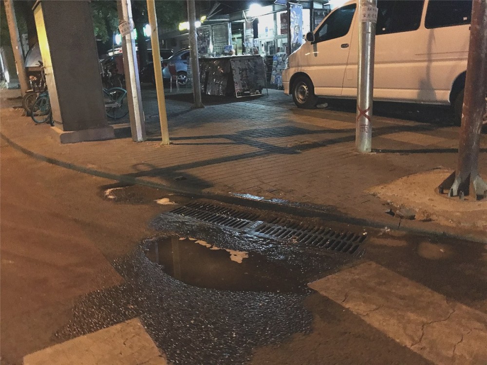 残羹剩饭倒进路边雨箅子城市下水道怎就成了泔水桶