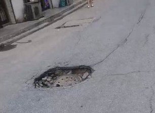 铁岭:开原外卖小哥被"井盖"绊倒,市民:已有多人"中招"