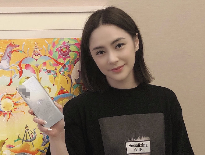 阿娇离婚后剪了"短发",时而干练时而少女,这脸确定有39岁?