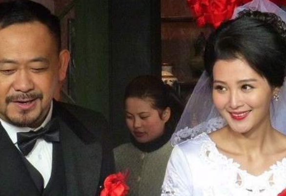 16岁一见钟情,毕业后马上结婚,结婚26年,如今是圈内的模范夫妻