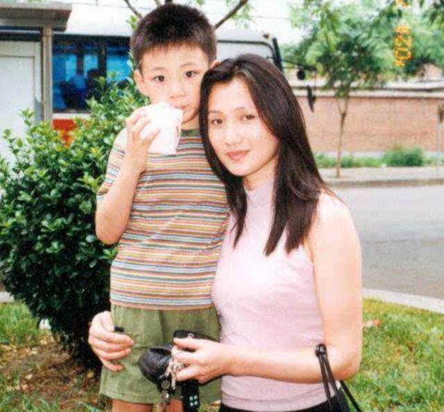 就这样林芳兵被李凌所打动,很快两人步入了婚姻的殿堂.
