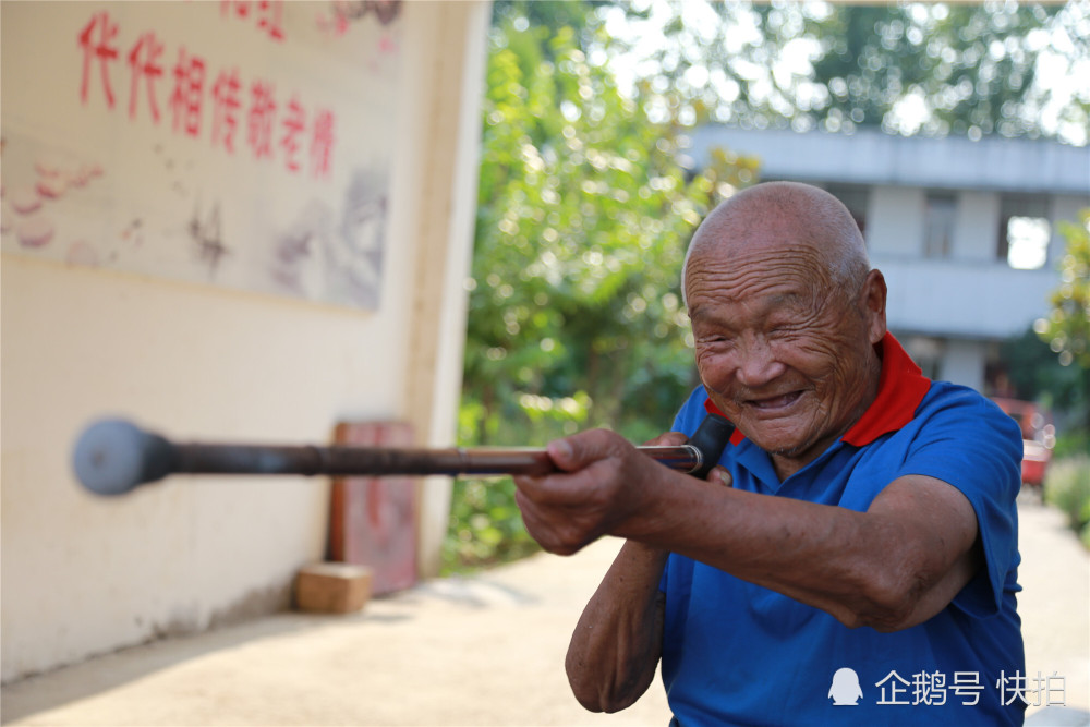 老人拄拐杖利用什么原理_老人拄拐杖图片(3)