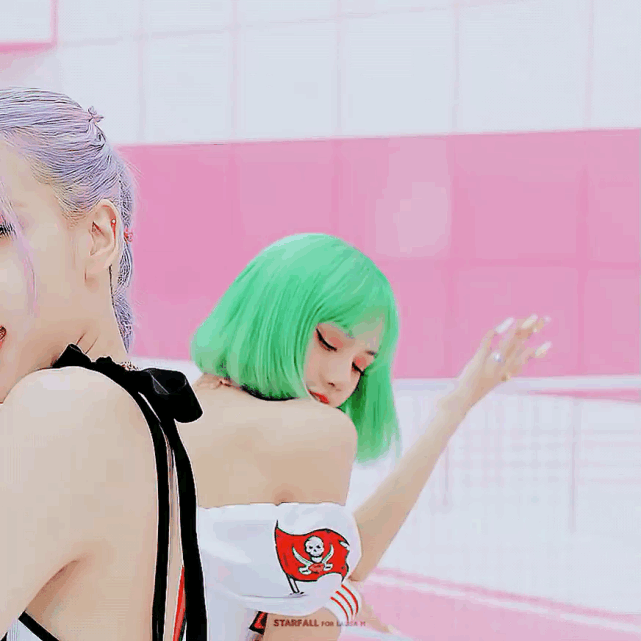 辣妹合作,有粉丝统计lisa part最多,主唱朴彩英(rosé)part垫底只有18