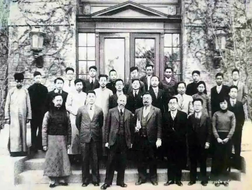 1936年维纳(前排左起第四人,左起第二人为李郁荣)与清华大学机电系