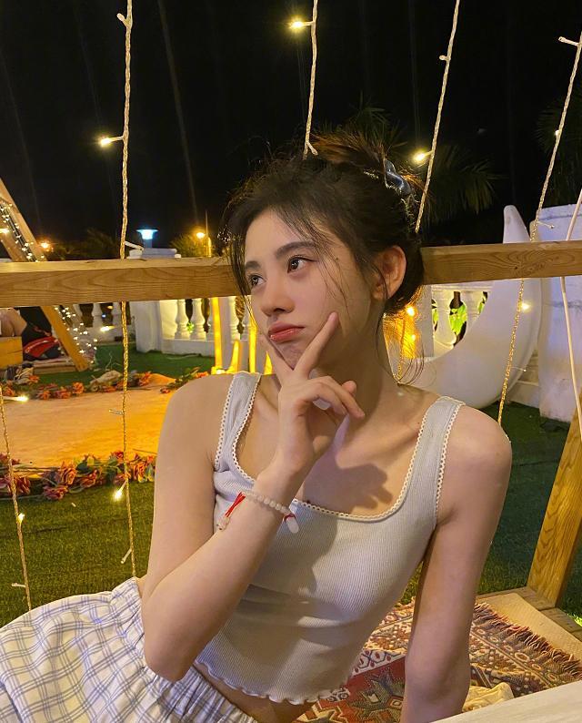 鞠婧祎被网暴后更新ins,在豪宅里撸猫,鼻子尖到让人认不出