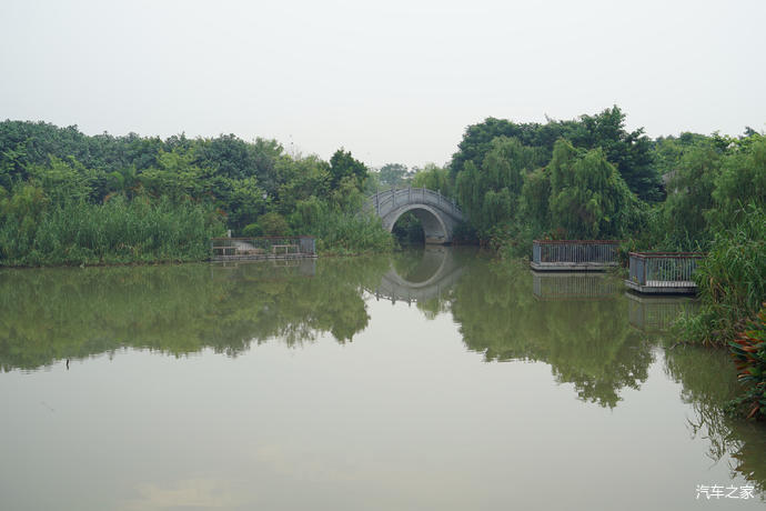 游览完印象水乡,我们继续游览华阳湖主景区,小美女出镜.