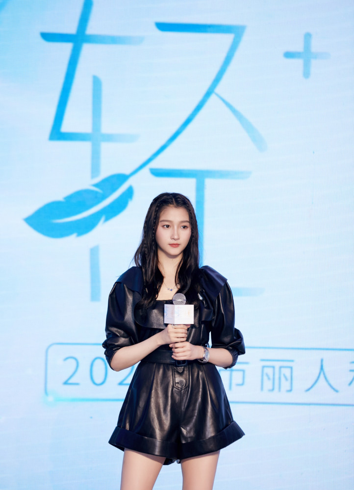 关晓彤:皮衣皮裙英气十足
