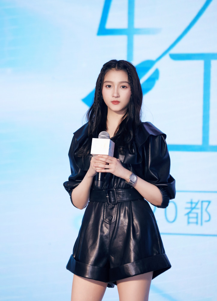 关晓彤:皮衣皮裙英气十足