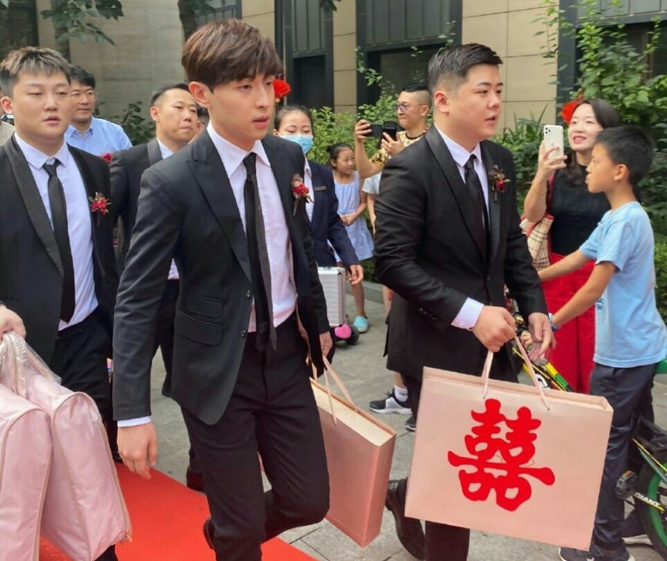 邓伦再次给发小当伴郎十个兄弟还有六个伴郎专业户没错了