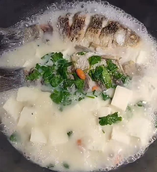 家常菜鲫鱼炖豆腐,汤汁奶白如牛奶,坐月子喝最好