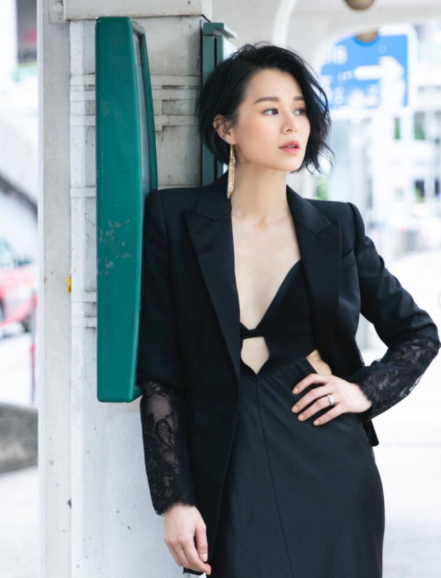 俩娃辣妈胡杏儿罕见大秀火辣身姿,晒气质街拍十分有范