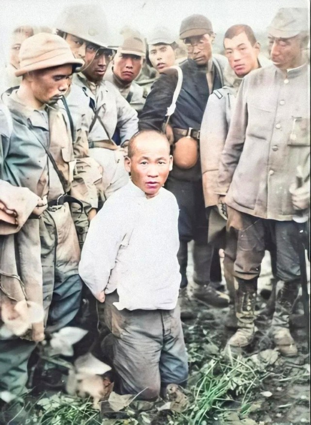 罕见历史老照片很多人连1张都没见过图9八路军给衣不蔽体的女孩穿衣服