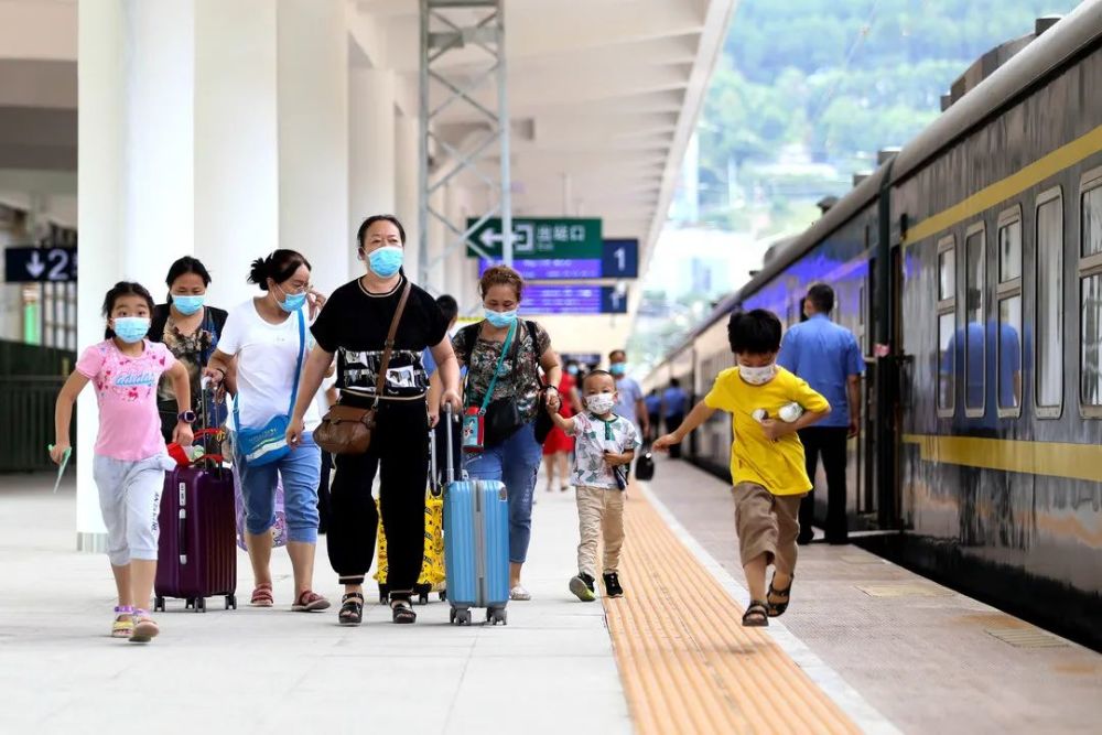 5609次列车8时07分从重庆北站开出,当天17时46分到达秀山站;5610次