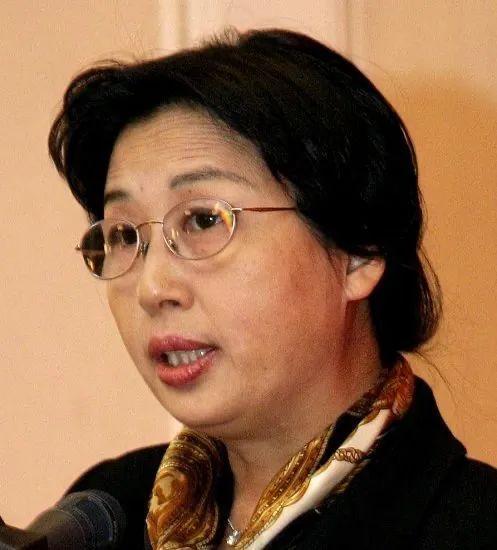 为穷小子任正非生儿育女,在他低谷时转身离开,孟军没