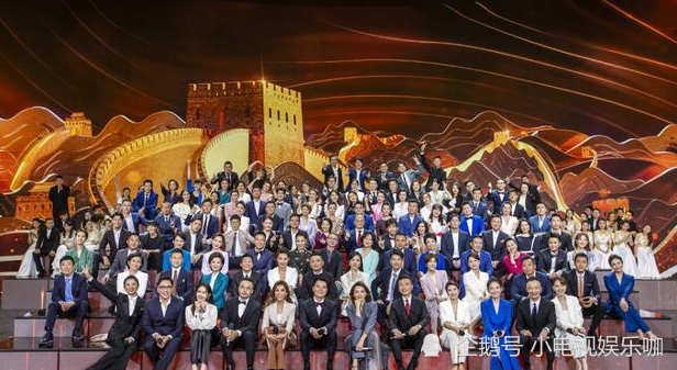 董卿回归舞台,央视给足面子百人宴会拍照合影站c位,太