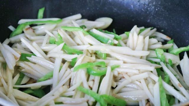 家常低脂餐青椒炒芋丝,不仅好吃还不担心长肉,超级下饭