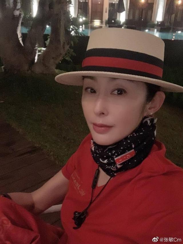52岁张敏与小10岁男友罕露面憔悴消瘦显老态二人同框似母子