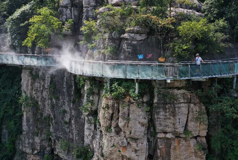 山亭区葫芦套景区,游客体验"云端"漫步