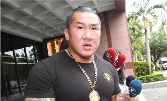 台网红"馆长"中3枪住院,台南市议员谢龙介,林佳新送花