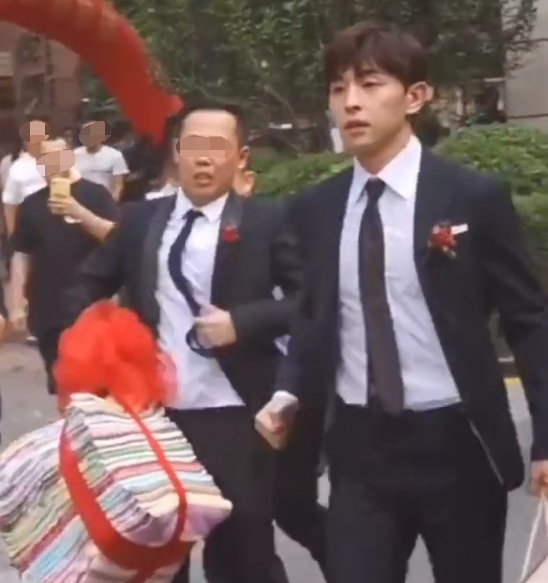 邓伦给发小当伴郎,结亲时邓伦感动到热泪盈眶,看到新郎抱新娘邓伦一脸