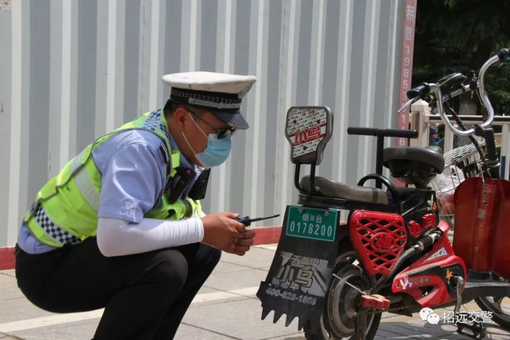 电动自行车属于非机动车,不需要驾驶证.