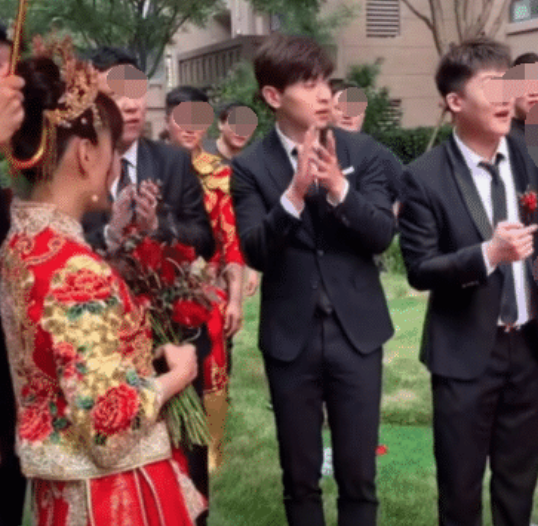 邓伦给发小当伴郎被伴娘捉弄邓伦不仅心甘情愿还很配合新娘的表情成