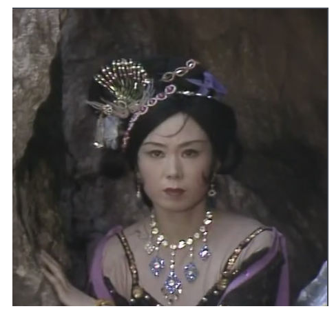 黑狐精化身,饰演者韩凤霞,跳舞很现代很撩人,她当时是空政歌舞团的