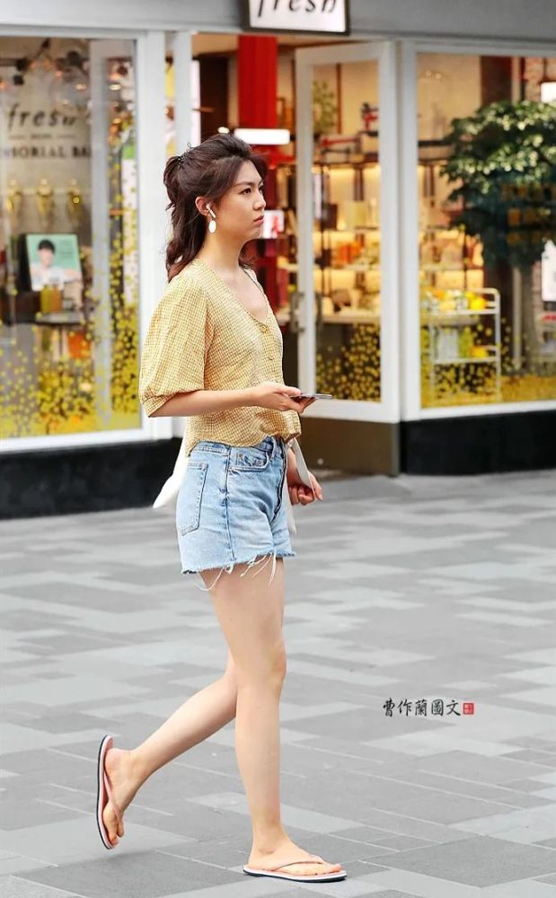 街拍:穿一身纯棉的小姑娘