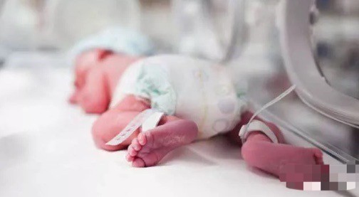 7个月大早产儿被医院宣判死亡,正准备回家安葬时,孩子竟然"死而复生"