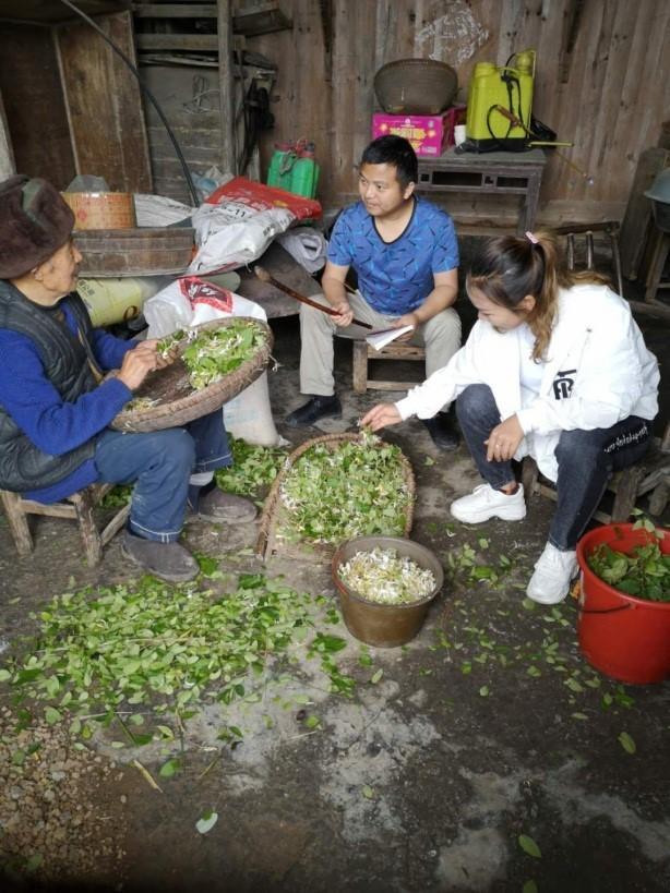 调查中国人寿彭水县支公司帮扶人员走访鞍子社区1组贫困户李绍维家