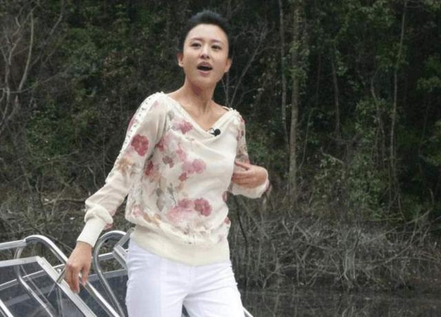 央视美女主持张蕾,两次走过"鬼门关",如今嫁富豪生子生活幸福