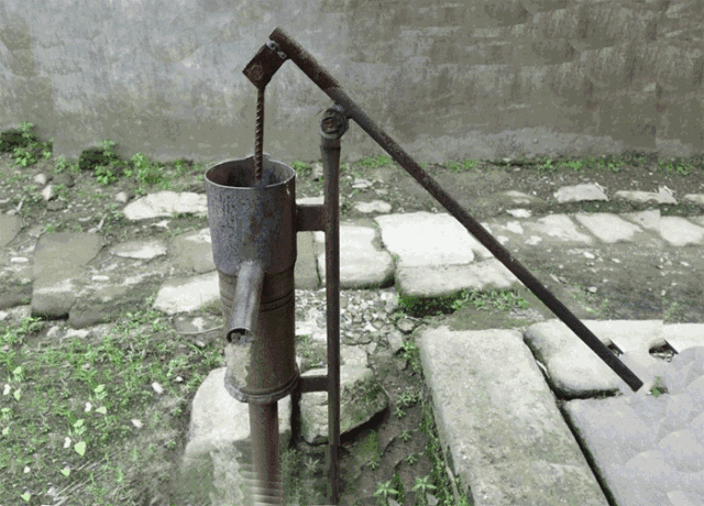 不过随着自来水的慢慢普及,如今在农村老家已经很少见到这种压水井
