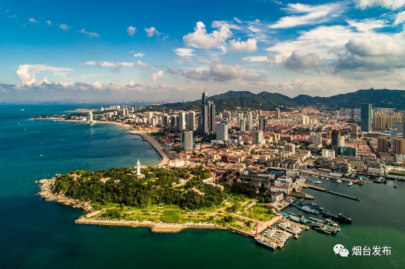 挑一个闲暇的清晨,登上烟台山,感受微凉海风拂面,俯瞰美丽仙境烟台.