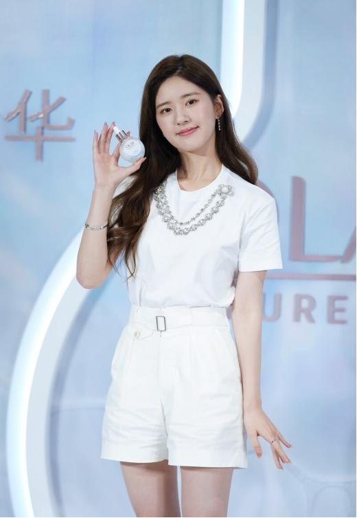 赵露思不愧是"甜美少女,穿白色短裤秀身材,纤长美腿好抢眼