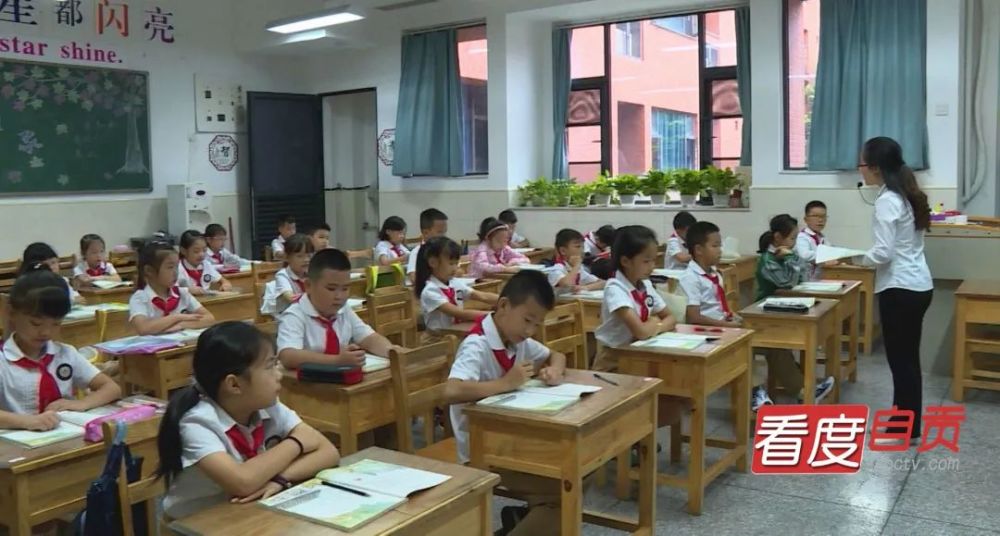 今天在沿滩新城,新交付使用的自贡市龙湖实验学校迎来了第一批新生.