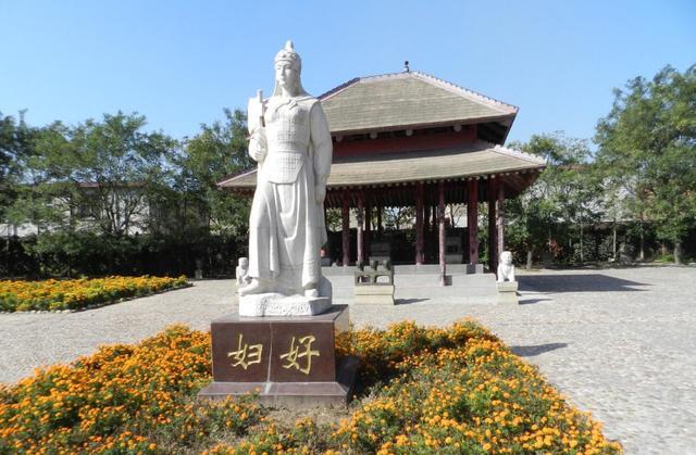 妇好雕像妇好不仅是一位军事统帅,同时还担任商朝的祭司.