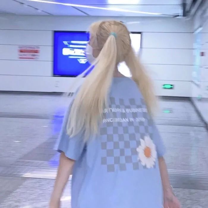 头像金发女头