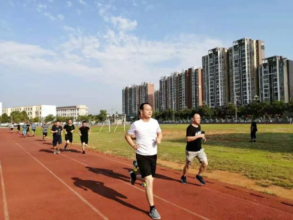 话不多说在詹乐平中学操场举行全警实战大练兵考核前体能测试汉寿县