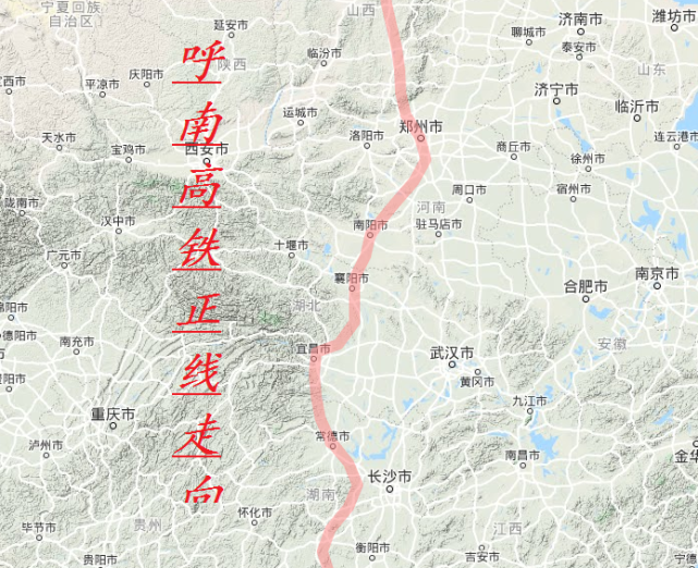 不同于京沪,京广等以连接核心城市为主要走向的线路,呼南高铁在八纵中