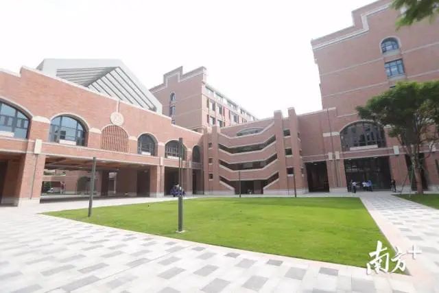 深圳中学新校区 泥岗路旁刻着"深圳中学"的石碑被阳光唤醒,红砖灰瓦的