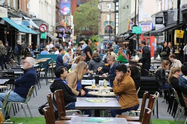 英国人"半价吃饭"最后一天"倾巢出动",为了薅羊毛不惜等位 3 小时