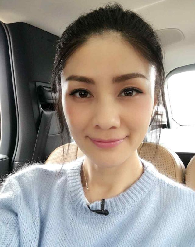 今年的胡可已经46岁了,但是不管颜值,还是身材,都依旧保持着纤细的