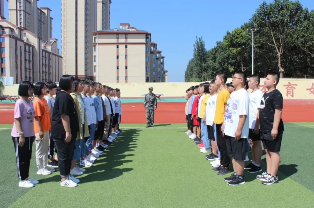图为清河二中新生入学军训 为切实做好秋季学期开学准备工作,县教育