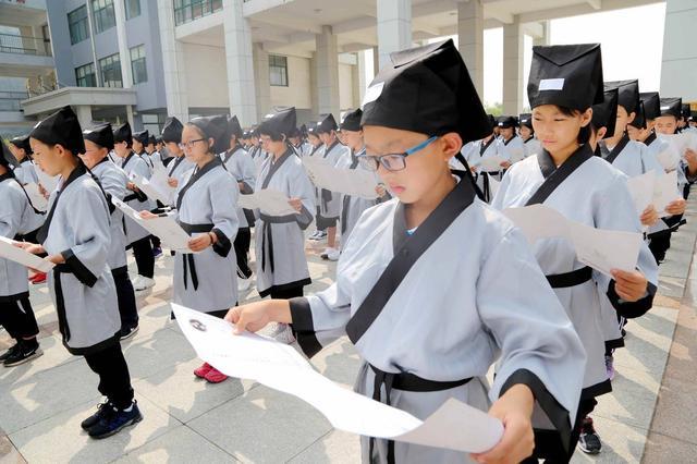 某地开学小学生行拜师礼,真有必要吗?网友:全国推广