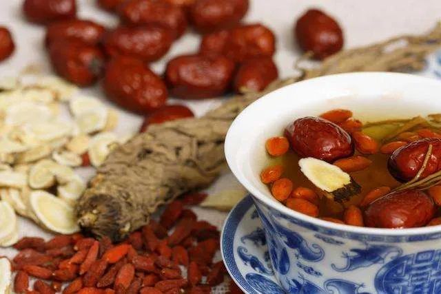 养肝茶 菊花:有清肝明目,延缓衰老的功效; 金银花:清热解毒,能降肝火