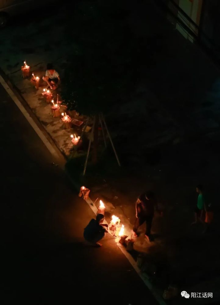 怀念传统习俗!阳江地区中元节烧纸锭街景