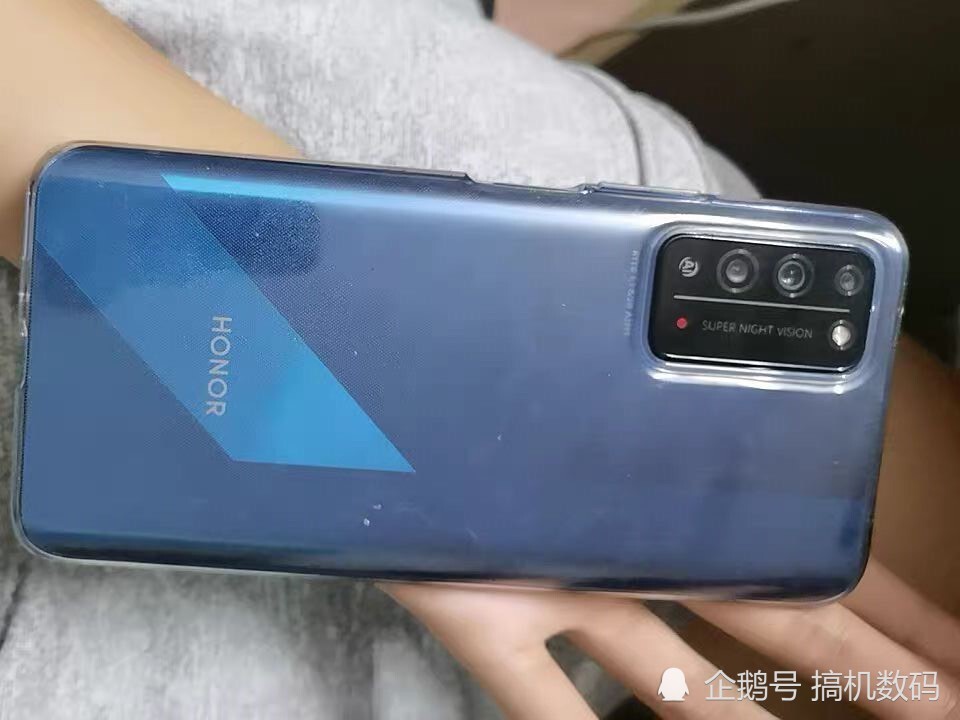 虽然目前官方仅降价100元,标配版跌至1799元,但是性价比在华为和荣耀